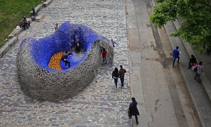 Espai decorat pels alumnes de l'escola annexa Joan Puigbert de Girona en memòria a la mare i les dues nenes que es van precipitar al buit des d'un 13è pis de Girona a principis d'any.