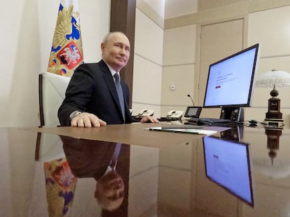 Russian President Vladimir Putin votes online in the presidential election at the Novo-Ogaryovo state residence outside Moscow, Russia March 15, 2024. Sputnik/Mikhail Metzel/Pool via REUTERS ATTENTION EDITORS - THIS IMAGE WAS PROVIDED BY A THIRD PARTY.