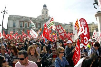 Los trabajadores de AENA se han manifestado esta mañana contra la privatización de casi la mitad de la empresa pública y la concesión de los aeropuertos de Barajas y El Prat.