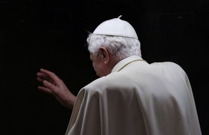 Benedicto XVI saluda a su público.