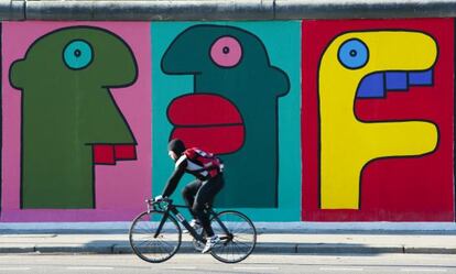 Fragmento de un mural del artista Thierry Noir en la East Side Gallery de Berl&iacute;n. 