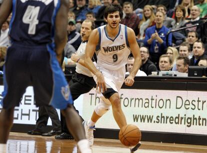 Ricky Rubio conduce el baln durante el partido.