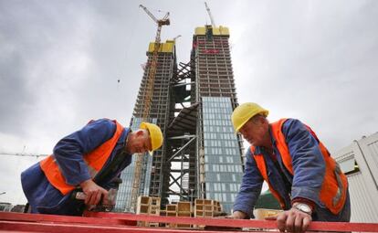 Operarios trabajan en la construcción de la nueva sede del Banco Central Europeo en Fráncfort, Alemania
