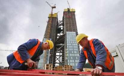 Operarios trabajan en la construcci&oacute;n de la nueva sede del Banco Central Europeo en Fr&aacute;ncfort, Alemania