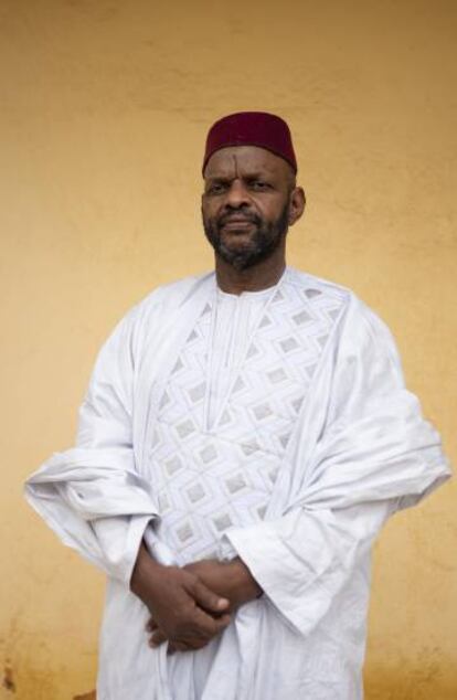 Abdoulaye Yoro Dicko, vicepresidente de la asociación de la defensa de la comunidad Tabital pulaaku Peul, en la entrada de la sede de la Asociación en Bamako.