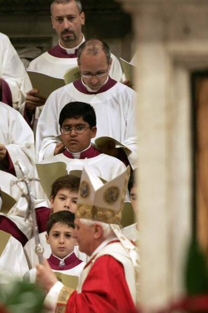 El Papa, con su coro.