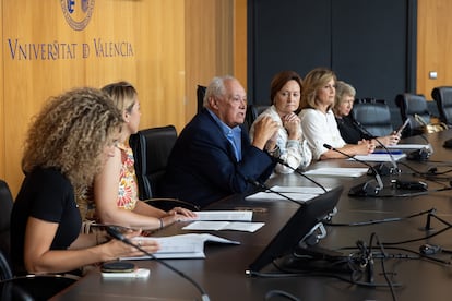 El catedrático Santiago Mas-Coma, en el centro, y su izquierda, la rectora de la Universitat de València, Mavi Mestre, la catedrática María Dolores Bargues, y la decana de la facultad de Farmacia, Hortensia Rico, este miércoles en el rectorado.