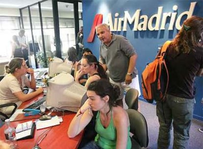 Pasajeros afectados por la crisis de Air Madrid en Buenos Aires el pasado mes de diciembre.