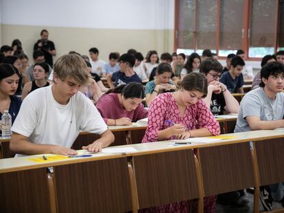 (DVD1164) 07/06/2023 - Barcelona - Estudiantes durante el examen de selectividad en la Facultad de Biologia de la Universidad de Barcelona. Foto: Massimiliano Minocri