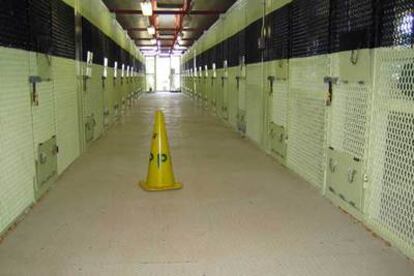 Un cono amarillo, colocado en una de las galerias de la prisión de Guátanamo, indica la hora de la oración.