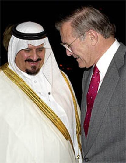 El secretario de Defensa estadounidense, Donald Rumsfeld, junto a su homólogo saudí, Abdul Aziz.