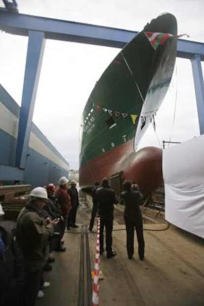 Decenas de personas asisten a la botadura del Atunero 'Playa de Ris', esta tarde en las instalaciones del Astillero Balenciaga, en la localidad gipuzkoana de Zumaia.