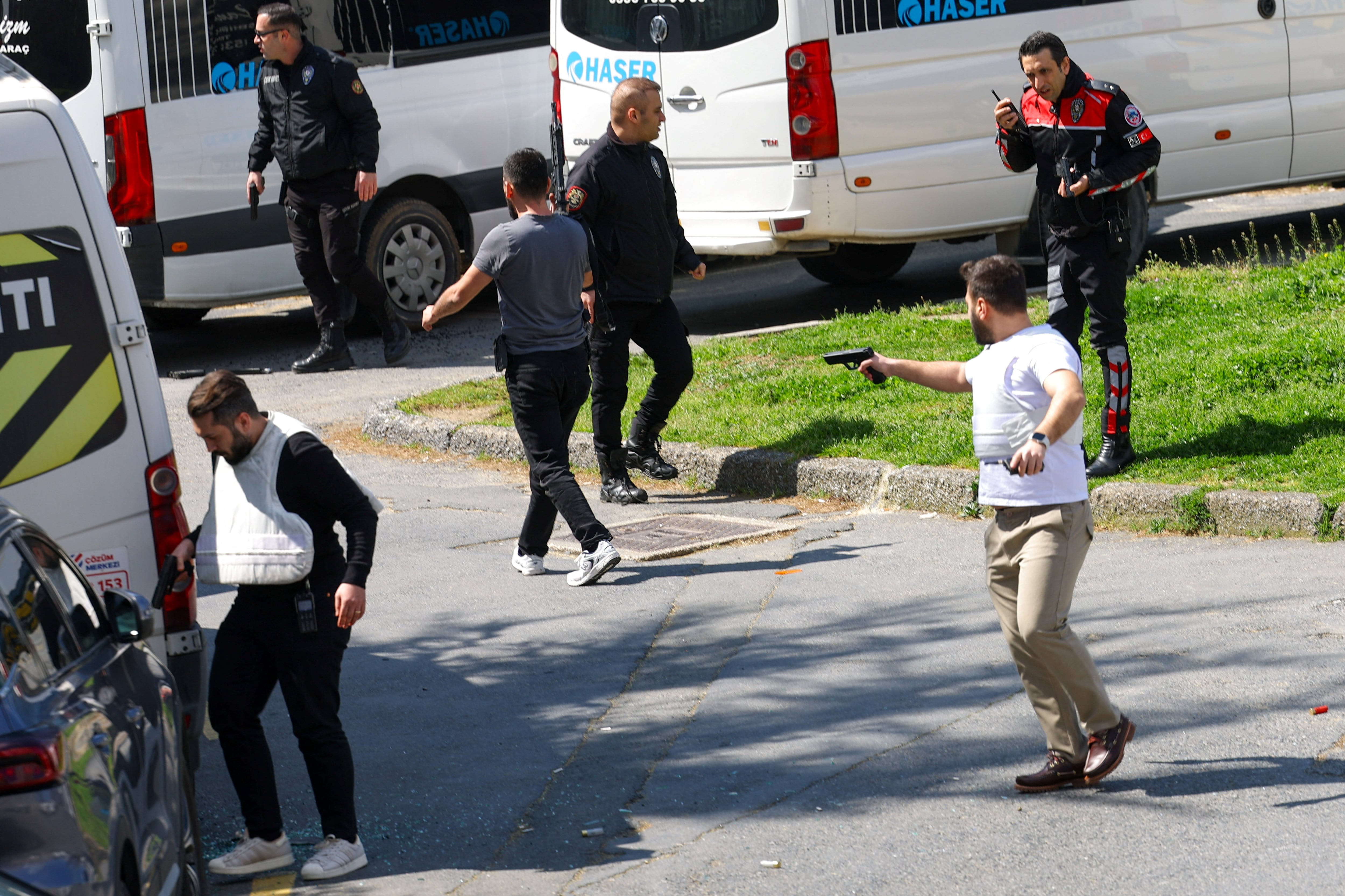 FOTOGALERÍA | El tiroteo en Estambul junto al consulado de Israel, en imágenes