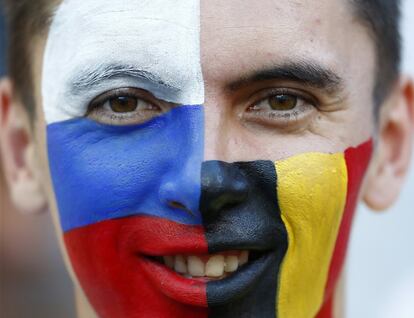 Un aficionado con los colores de Rusia y Bélgica pintados en la cara antes del partido del grupo G entre Bélgica y Panamá en la Copa Mundial de fútbol 2018 en el Estadio Fisht en Sochi.