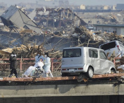 Evacuación de un paciente del hospital de Otsuchi.