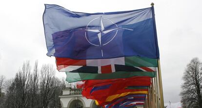 Banderas de la OTAN y de sus países miembros.