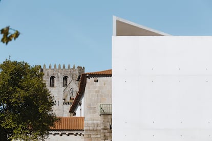 La escultura abierta de Álvaro Siza junto al Monasterio de Leça do Balio, en una imagen cedida por la Fundación de la Librería Lello..