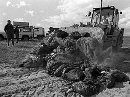 Labores de limpieza en el entorno de Doñana, en 1998, por el vertido tóxico de la presa de Aznalcóllar.