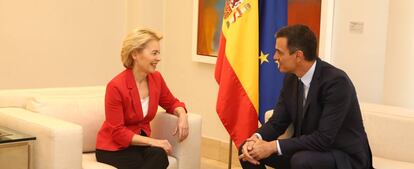 La presidenta electa de la Comisión Europea, Úrsula von der Leyent, y el presidente del Gobierno, Pedro Sánchez, durante su encuentro en La Moncloa.
 
 