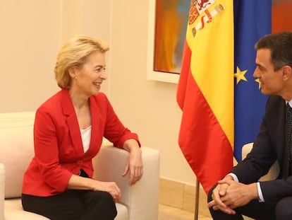 La presidenta electa de la Comisión Europea, Úrsula von der Leyent, y el presidente del Gobierno, Pedro Sánchez, durante su encuentro en La Moncloa.
 
 