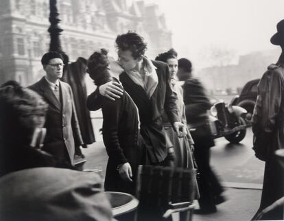 La famosa fotografía del beso en París.