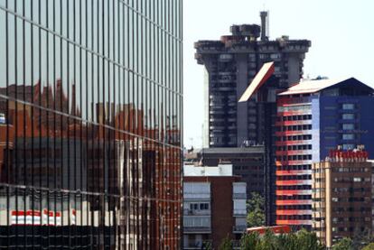 Vista de la madrileña avenida de América, con Torres Blancas al fondo y el hotel Puerta de América a su izquierda.