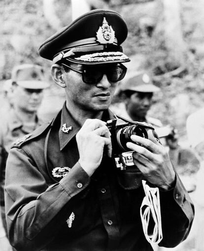 La fotografía era otra de las grandes aficiones del monarca. En la instantánea, Bhumibol hace una foto durante uno de sus viajes a Camboya. Fotografía de julio 1980.