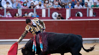 José María Manzanares, ante el quinto toro de la tarde.