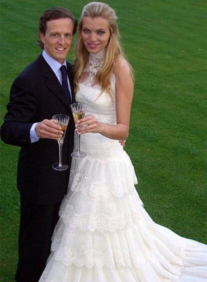 Sete Gibernau y Esther Cañadas brindan en el jardín del hotel del Bajo Ampurdán donde se han casado.