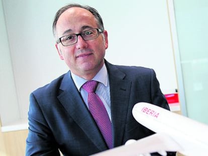 Luis Gallego, presidente de Iberia, ante la maqueta de uno de los nuevos A330 de la aerolínea