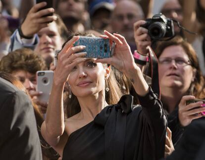 Angelina Jolie se hace un selfie con sus admiradores.