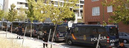 Decenas de agentes, en el número 3 de la Cuevas de Altamira del barrio madrileño de Carabanchel Alto.