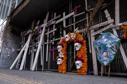 Una ofrenda colocada en Día de Muertos de 2023 afuera de la estación Olivos para recordar a las víctimas del accidente.