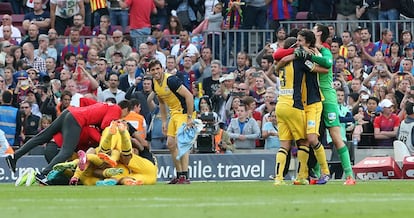 Os jogadores do Atlético comemoram o fim do jogo.