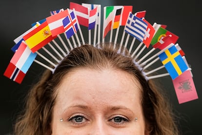 Una 'eurofan' con la banderas de los países participantes.