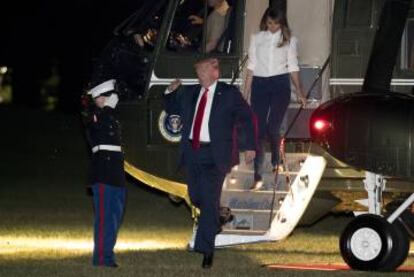 Donald Trump, el lunes por la noche a su llegada a la Casa Blanca, acompa?ado por su esposa, Melania.