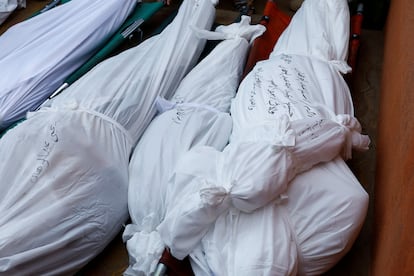 Varios cuerpos de palestinos muertos en una incursión israelí yacen cubiertos durante su funeral, en el hospital Nasser en Jan Yunis, en el sur de la franja de Gaza.