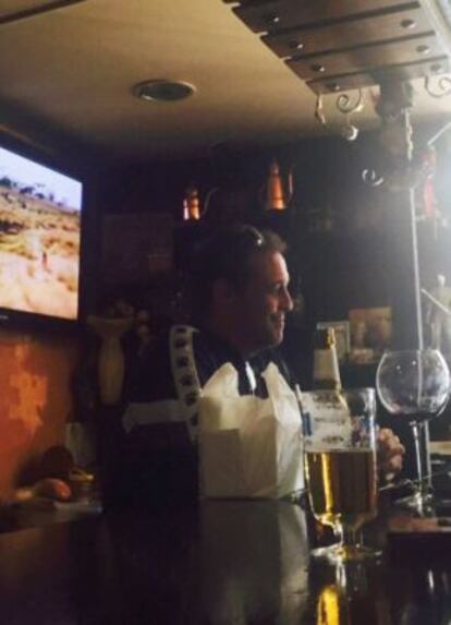 José F. C., presunto homicida, en su bar de Alcalá de Henares.