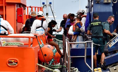 Migrants rescued at sea arrive in Almería.