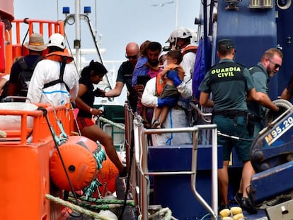 Llegada al puerto de Almería de una de las dos pateras rescatadas esta semana por Salvamento Marítimo.