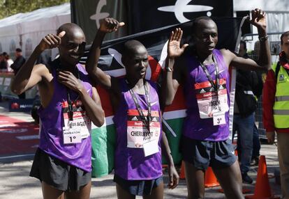 El atleta keniano Peter Kiplagat (i), ganador de la 39 Maratón Popular de Madrid con un tiempo de 2:11:44, acompañado del segundo y tercer clasificados, los también kenianos Patrick Cheruiyot (c) y Alfhonce Kibiwot Kigen, tras llegar a la meta.