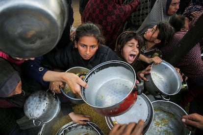 Un grupo de ni?as gazates espera para recibir comida de ayuda humanitaria en Jan Yunis, en el sur de la Franja, este viernes.