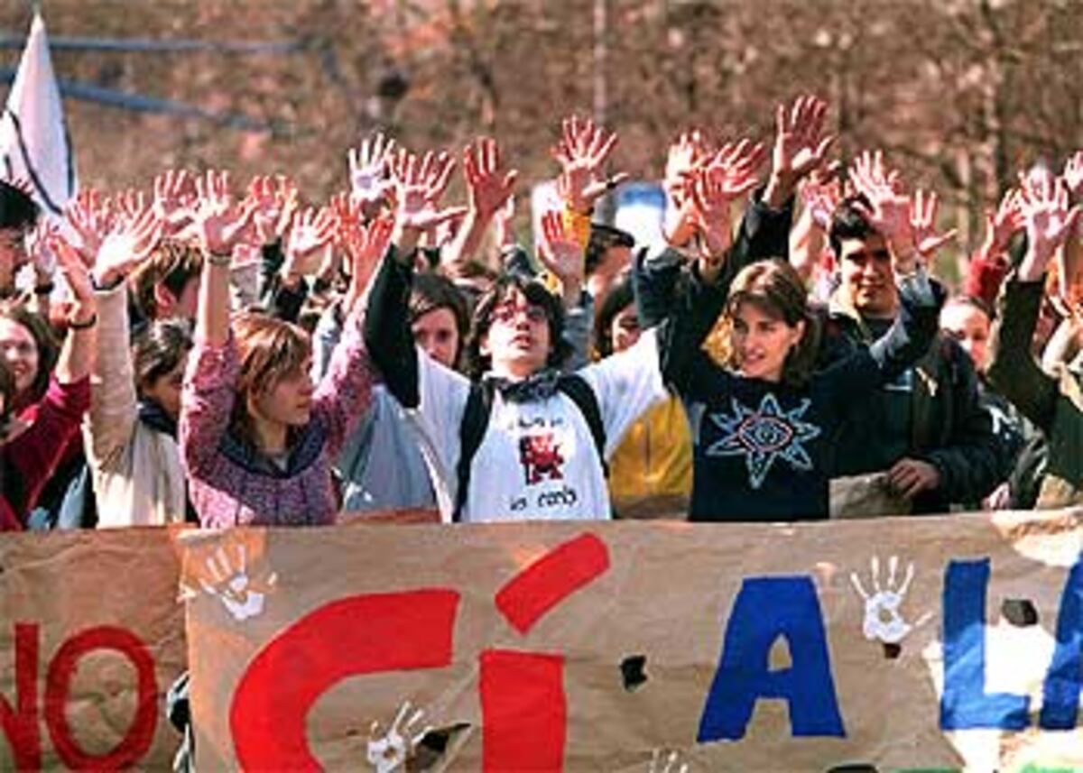 Los estudiantes se manifiestan en Barcelona contra el atentado | España ...