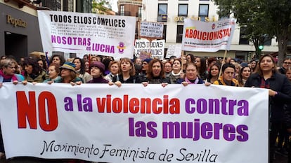 Cabeza de la manifestación por el 25-N en Sevilla.