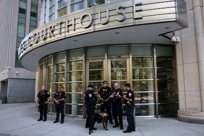 Agentes federales frente al tribunal federal de Brooklyn, este lunes.