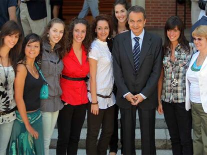 Zapatero con algunas deportistas