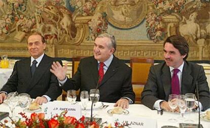 El primer ministro italiano, Silvio Berlusconi (izquierda), el francés Jean-Pierre Raffarin (centro) y el español José María Aznar, ayer en París.