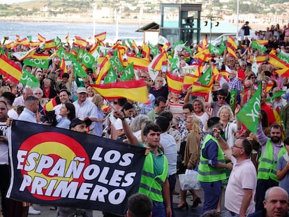 Los asistentes a un acto de precampaña electoral de Vox, en los Jardines del Náutico en Gijón.