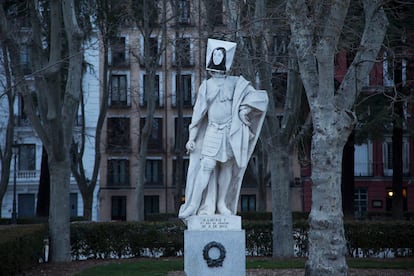 Una de las estatuas de la madrileña plaza de Oriente tapadas con efigies femeninas con ocasión del Día de la Mujer, este lunes. CARANTONIA