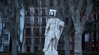 Una de las estatuas de la madrileña plaza de Oriente tapadas con efigies femeninas con ocasión del Día de la Mujer, este lunes. CARANTONIA